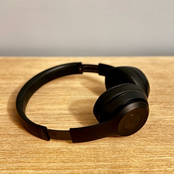 Beats Solo3 Wireless On-Ear Headphones | Never used!!! - Picture 6 of 8